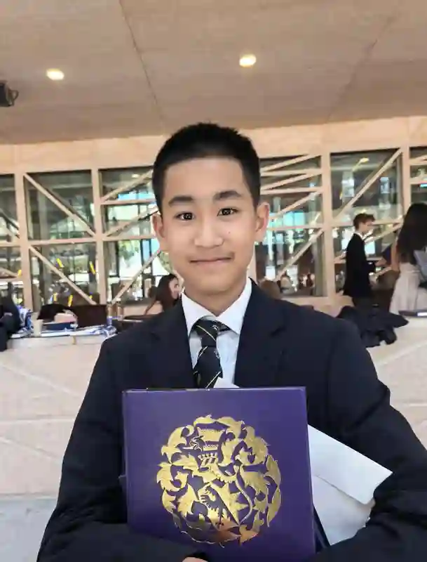 赵文卓晒一家五口温馨合照，恭喜大女儿高中毕业