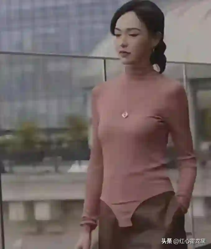 唐嫣40岁国外穿搭惊艳引争议，网友纷纷评论…