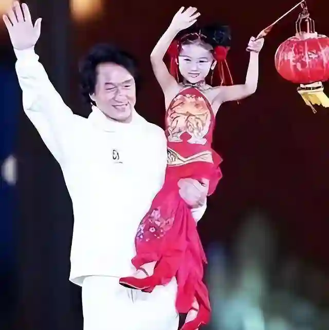 她6岁被成龙抱着上春晚，却因长歪被骂退圈出国，如今逆袭成女神