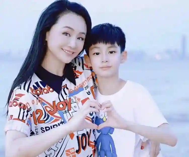 51岁曹颖自曝患癌，放心不下年幼的儿子，坦言当了妈妈后不敢生病