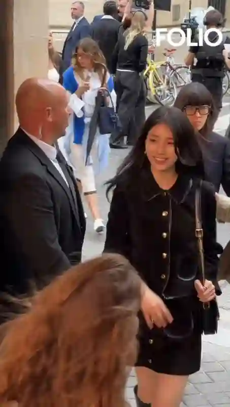 巴黎时装周：刘诗诗美貌满分，秀智甜如初恋，金泰亨朴宝剑互动有爱