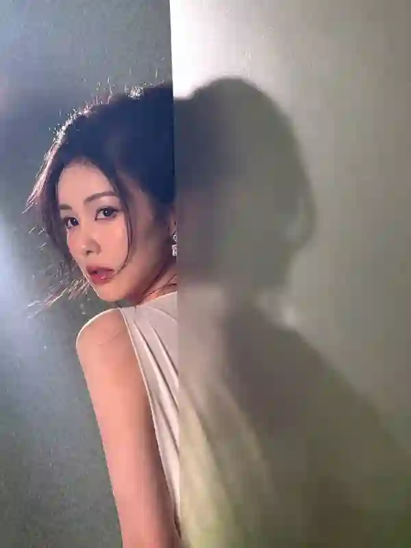 白鹿身着飘逸薄纱白裙，举手投足尽显优雅温柔