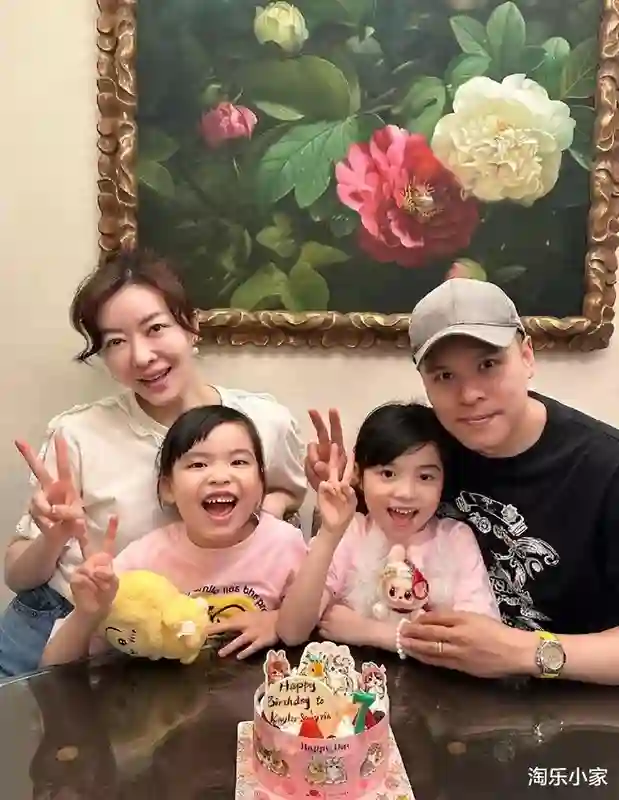 熊黛林双胞胎7岁生日照曝光！姐妹颜值差距大，一个像妈一个像爸
