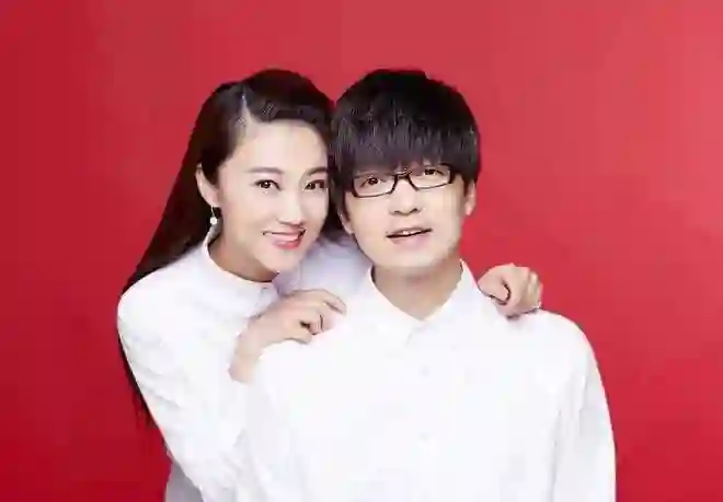 玖月奇迹被喊话复婚！王小玮海边荡秋千，衣着宽松难掩大肚疑怀孕