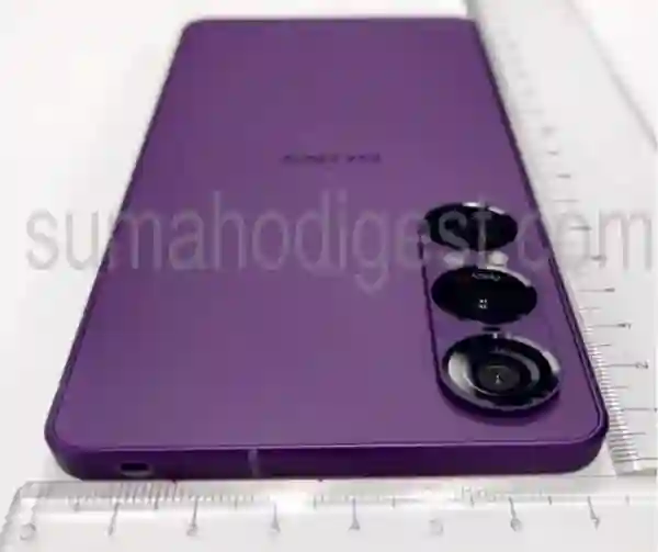 索尼Xperia 1 VII真机图曝光 竖排三摄设计 提供紫色