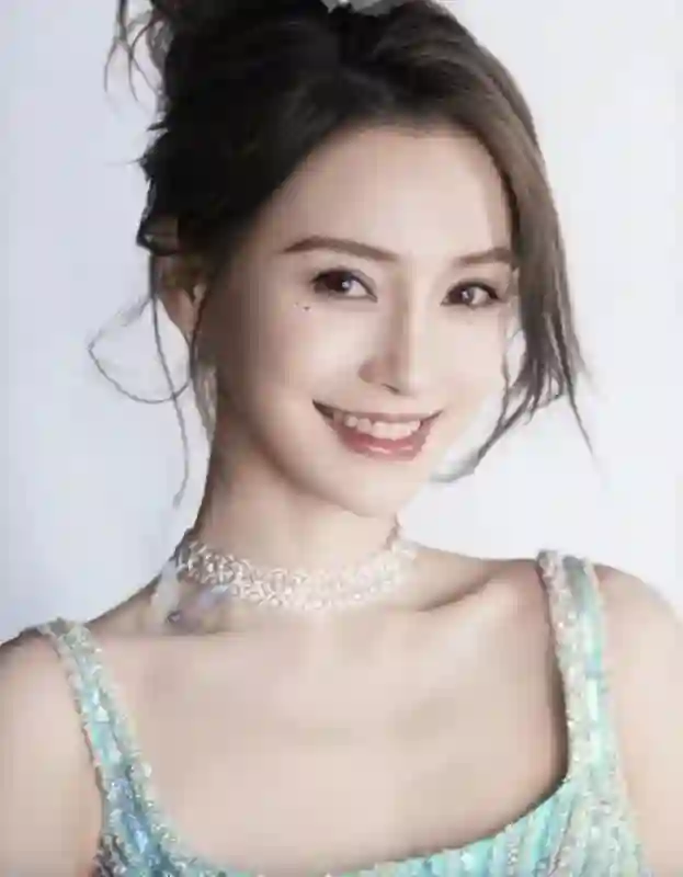 36岁杨颖复出后瘦成纸片人，低姿态“跪地式”合影，暴露尴尬现状