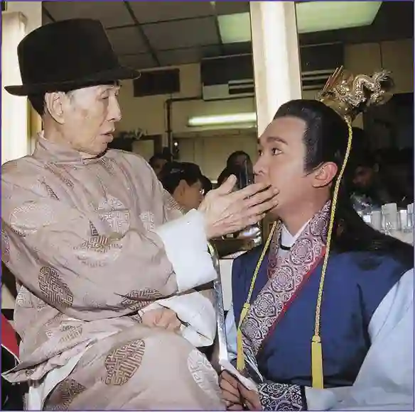 当代“韦小宝”邓兆尊，同时交往仨女友，最穷兜里就剩一亿