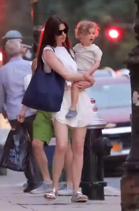 还记得安妮海瑟薇吗，小儿子撞脸《小鬼当家》男主？