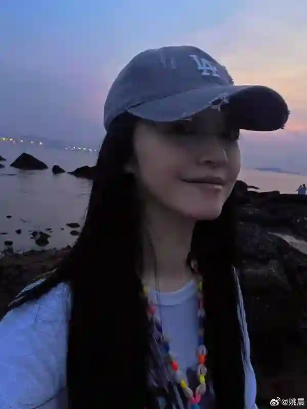 姚晨携子女回厦门赶海度假，晒鼓浪屿美景美食