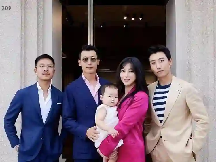朱珠带女儿现身音乐会，4岁王珠宝高清正脸照曝光，脸黑像爸爸