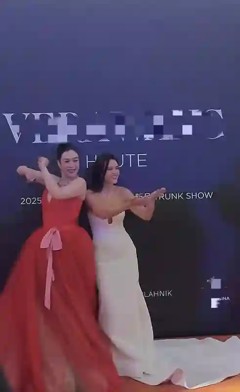 张伦硕有分寸，大女儿张敏钧在他面前穿抹胸，他只和钟丽缇对视