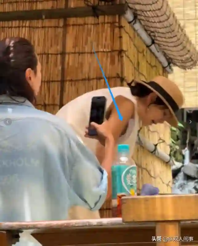 陈嘉桦日本被偶遇，双腿跪着喂儿子吃面，穿着清凉露内衣毫不在意
