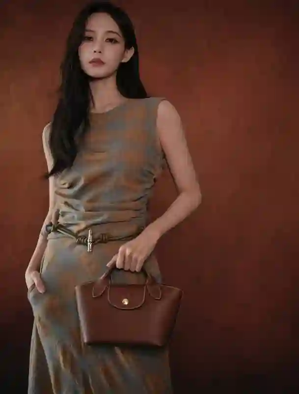李一桐格纹裙装造型封神！收腰设计秀蛮腰卷发披肩氛围感拉满