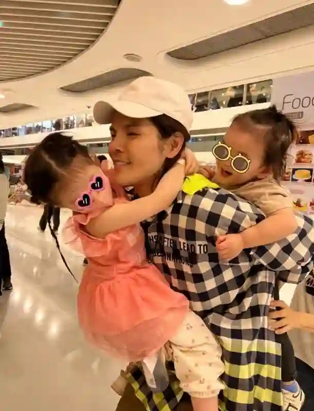 向佐岳父生病住院，郭碧婷带儿女留在身边照顾，一家四口分居两地