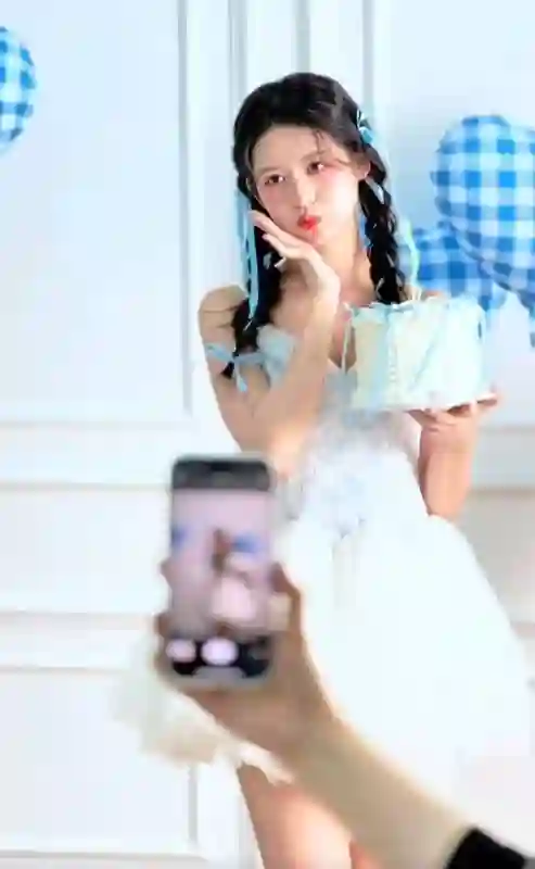 翁虹女儿近照曝光，17岁小水晶出落成大美女，比妈妈年轻时还养眼