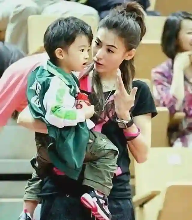 谢霆锋陪王菲恩爱度假，前妻张柏芝的“反击”，是谢霆锋没想到的