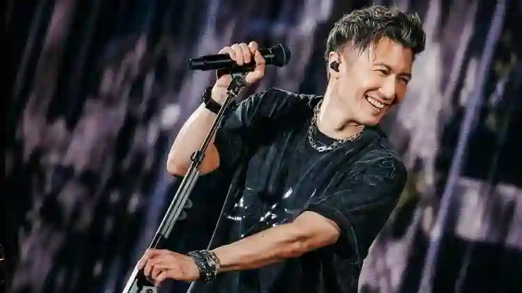 56岁王菲素颜近照被曝光后，大家才终于明白，谢霆锋眼光有多好