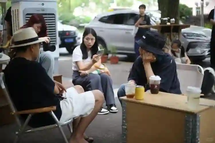 汪涵约周笔畅咖啡店叙旧，眼袋好大长了老年斑，两人坐街边像父女