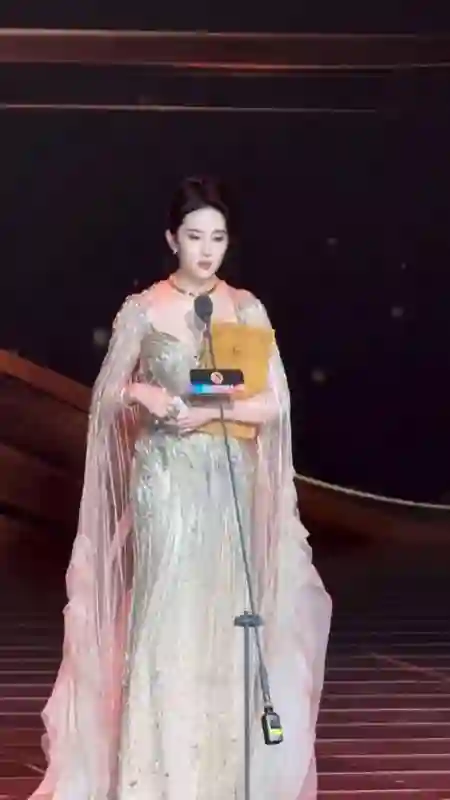 “神仙姐姐”发表获奖感言时紧张手抖，太真实了