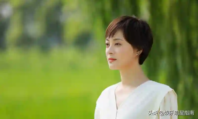 看了不合群的孙俪，再看不合群的赵丽颖，才知她们到底聪明在哪里