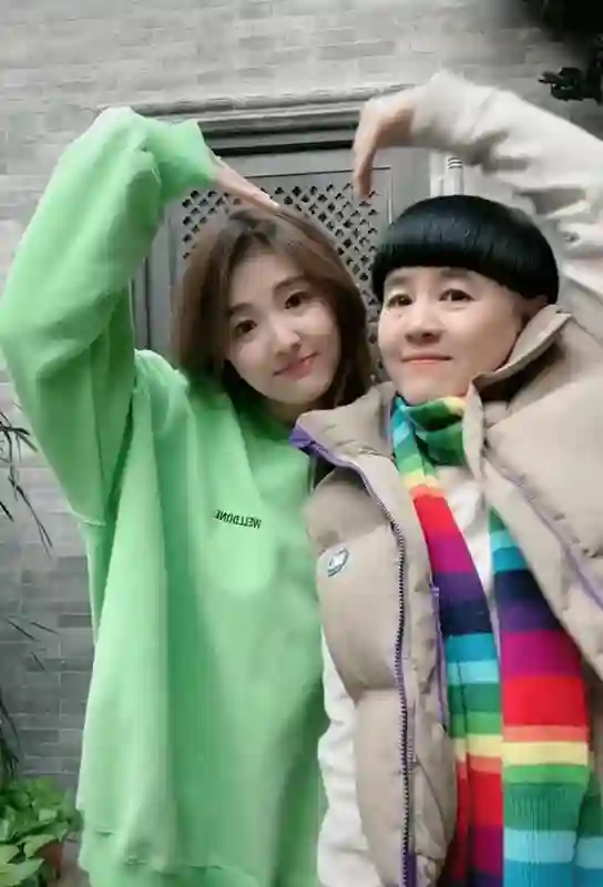金龟子31岁女儿惊艳婚纱照曝光！三年等待，终于补办了“童话婚礼”！
