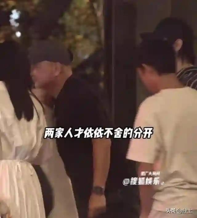 胡静戚薇两家人聚餐，看了互送的伴手礼，网友：原来有钱人也一样