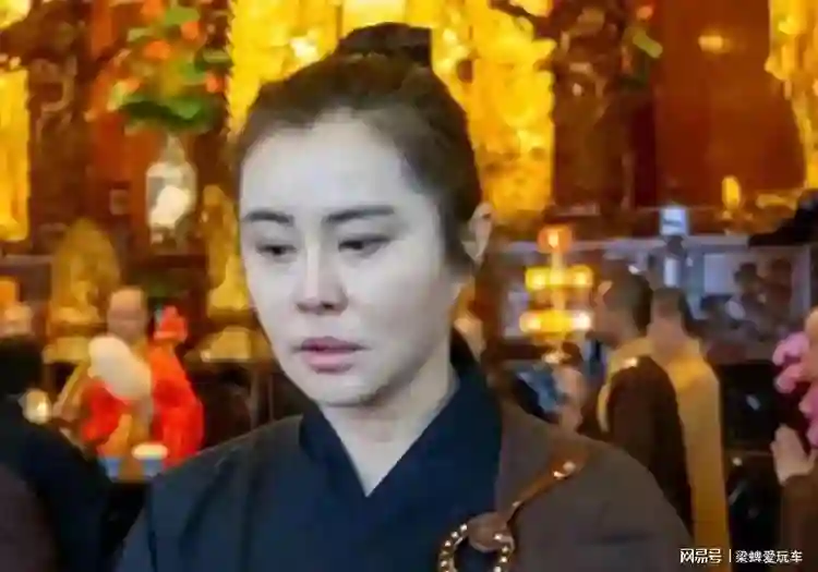 王祖贤亮相国际灸法大会，面相发福还有皱纹，怎么老成这样了？