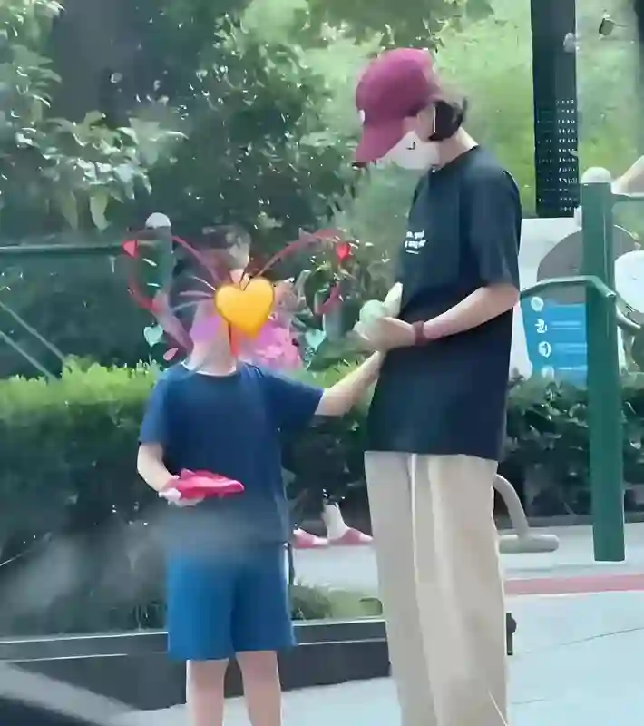 赵丽颖现身上海街头！韩式穿搭抢镜，无滤镜颜值太意外