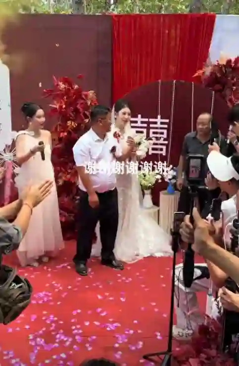 忘本？大鹏被网红姜涛讨要结婚份子钱，被爆不回消息，已结识10年