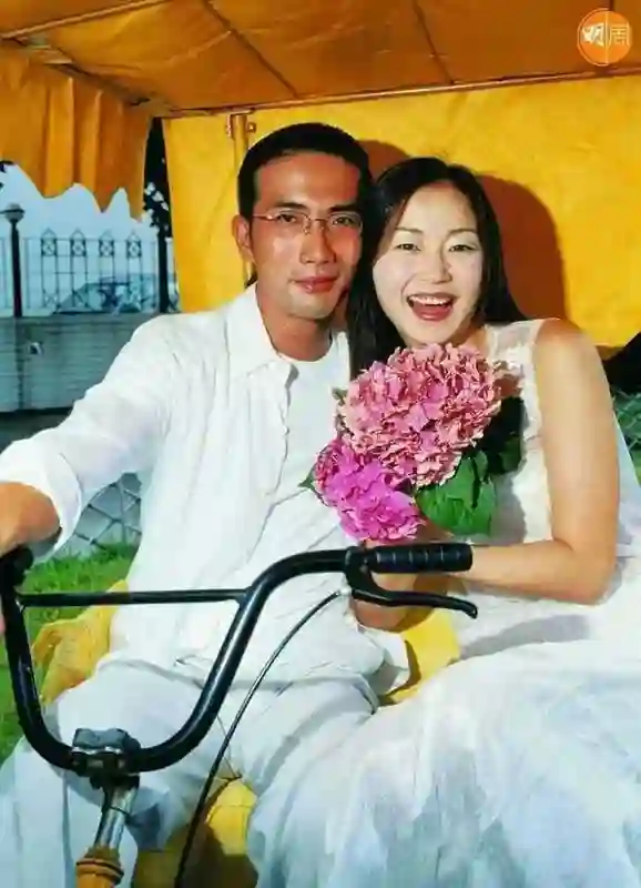 万绮雯现状：55岁肤白貌美无儿女，和丈夫长住内地，义子长得很帅