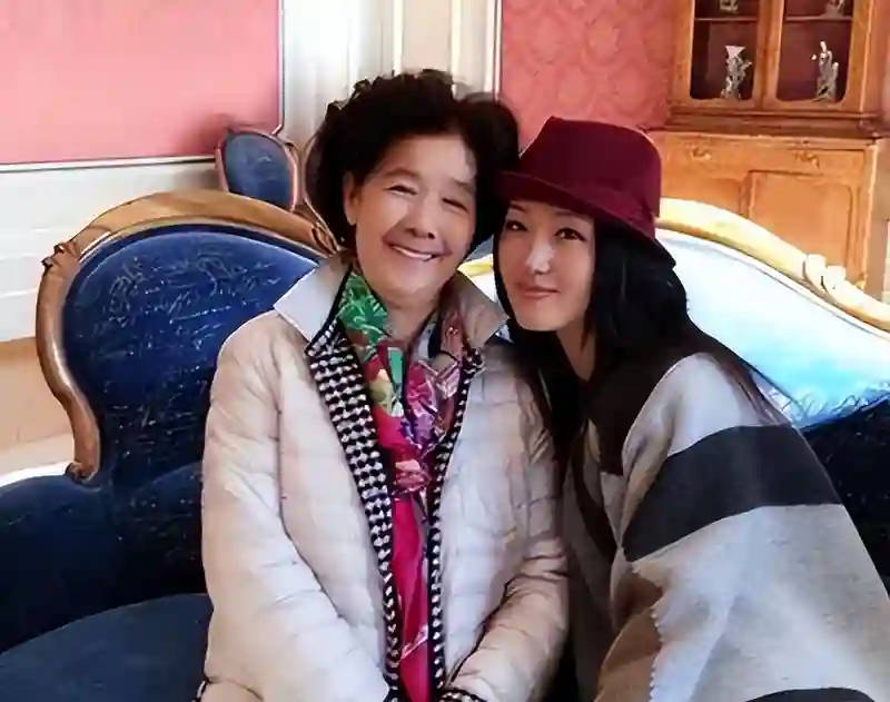 53岁杨钰莹现状：和母亲定居深圳，在豪宅种菜生活惬意，仍未结婚