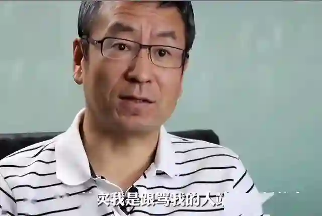 “央视一哥”白岩松被病痛折磨，曾多次想不开，56岁白发满头