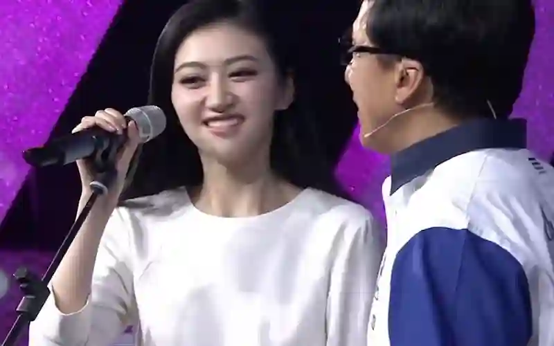 成龙不敢碰她，甄子丹搂不到她，王思聪不敢撕她，却被他当众亲了