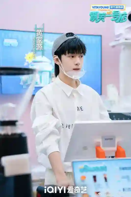 高颜值、有能力，咖啡店都是这样的员工就好了…