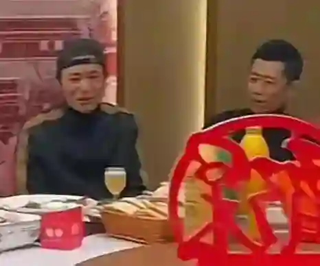章子怡娇俏，乌尔善带妻子来吃饭，肖央喝整瓶啤酒，陈凯歌领杯！