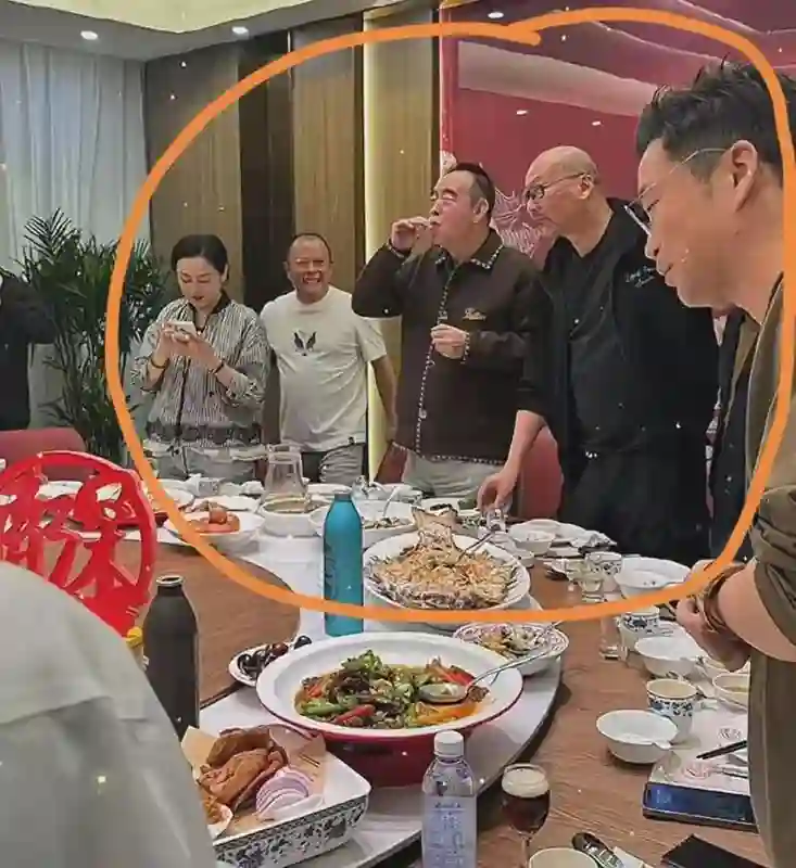 黄渤在华表奖后请客，全是京圈大佬，陈红只顾玩手机不懂人情世故