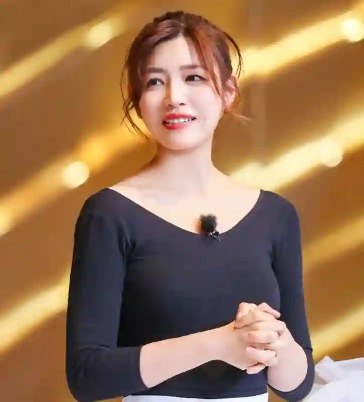 陈晓也没有料到吧？离婚才半年不到，他的前妻陈妍希就有了新生活