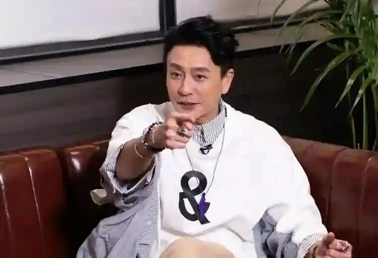 这次，黄宗泽终于不装大度了，句句不提胡杏儿，但句句都戳她心窝