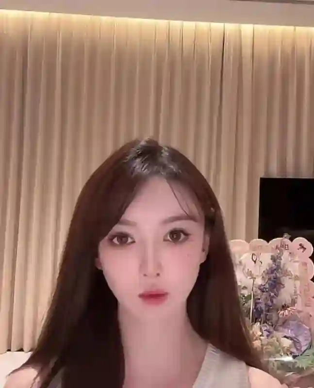冯绍峰带女友和李治廷聚餐，女友正脸曝光，全脸整容科技感十足