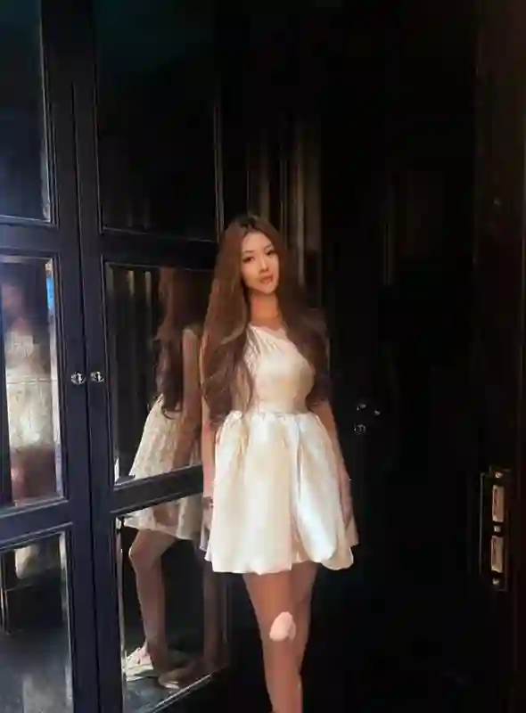 章子怡哥嫂为大女儿庆生，章爸露面头发花白，抱孙子笑得合不拢嘴