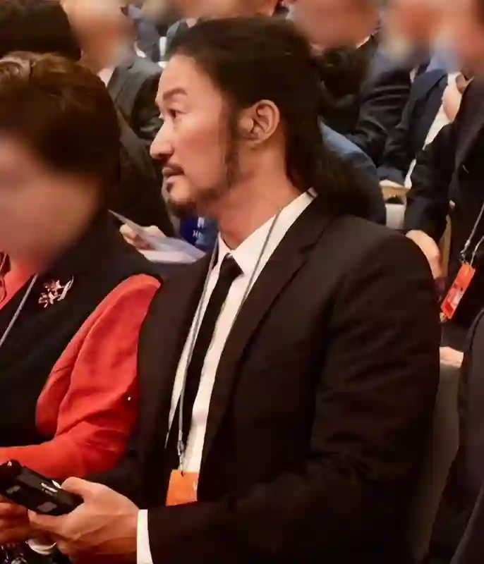 央视的镜头好真实，王一博帅的扎眼，吴京面相变了，宋佳太惊艳