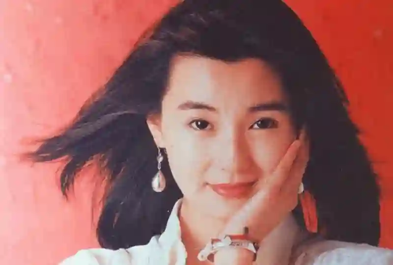 息影21年，60岁张曼玉近况曝光：独居贫民区，穿19元地摊货，不婚无子，活得太飒了！