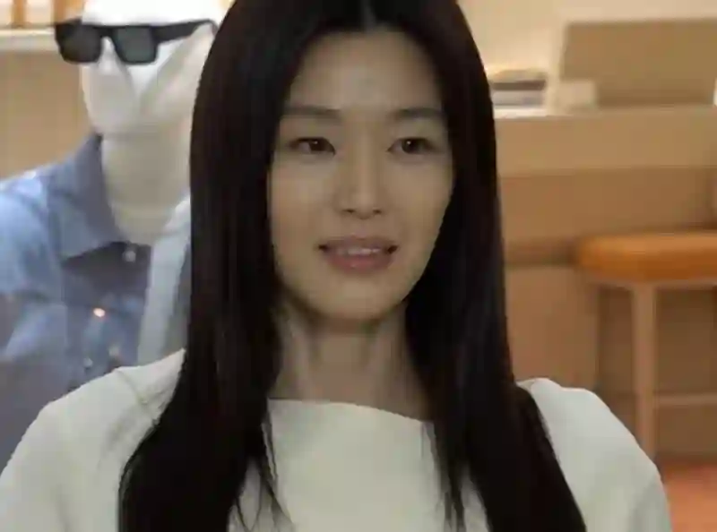 全智贤眼里有光了！网友猜测她要离婚，近照似少女打扮粉嫩秀身材