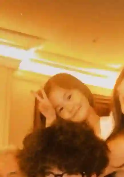 章子怡哥嫂为大女儿庆生，章爸露面头发花白，抱孙子笑得合不拢嘴