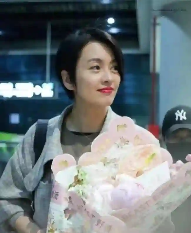梁咏琪一家出游被偶遇！10岁女儿个头超爸爸肩膀，外籍老公超帅气