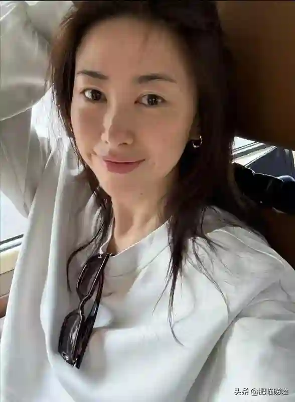朱珠逛街穿拖鞋出行接地气，戴墨镜披长发又美又飒