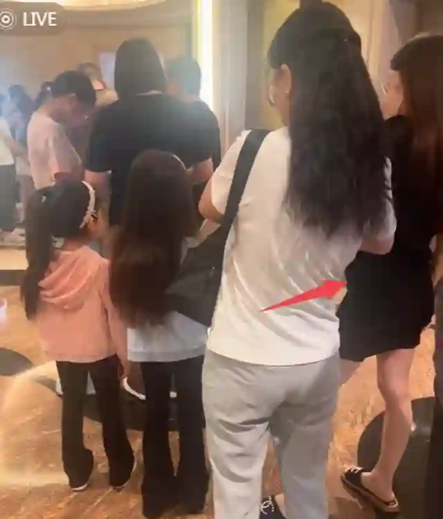 方媛带妈妈女儿外出用餐，穿修身裙孕肚凸起明显，四肢依旧纤细