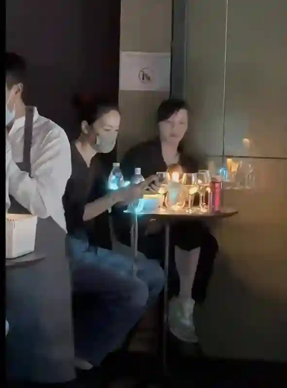 谢霆锋演唱会含泪献唱《玉蝴蝶》，王菲台下泪崩哭到补妆3次