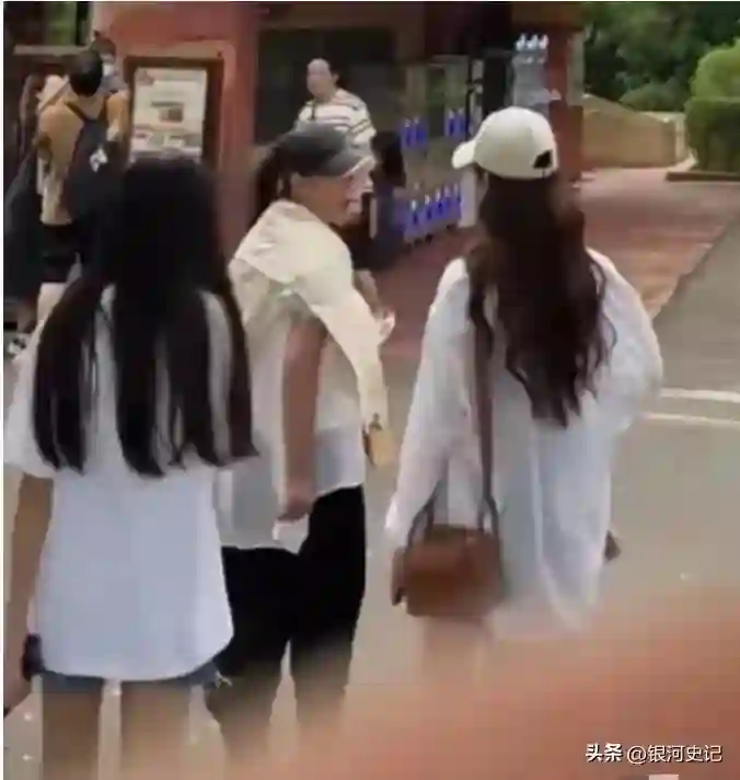 汪小菲信守承诺带娃玩，小玥儿露正脸了，太像大S，S妈又沉默了