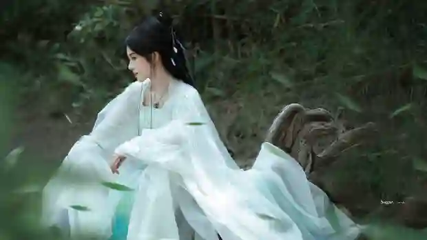 鞠婧祎竹林白衣路透 清冷出尘 一眼入戏
